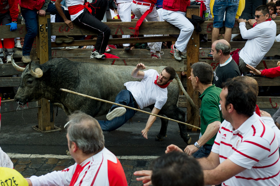 El corredor cae tras ser embestido. (Iñigo URIZ / ARGAZKI PRESS)