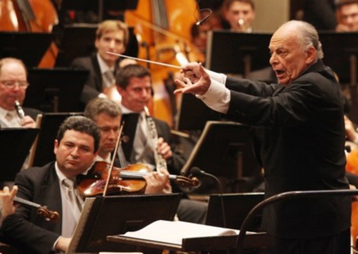 Maazel, en un reciente concierto con la Filarmónica de Viena. (Dieter NAGL/AFP)