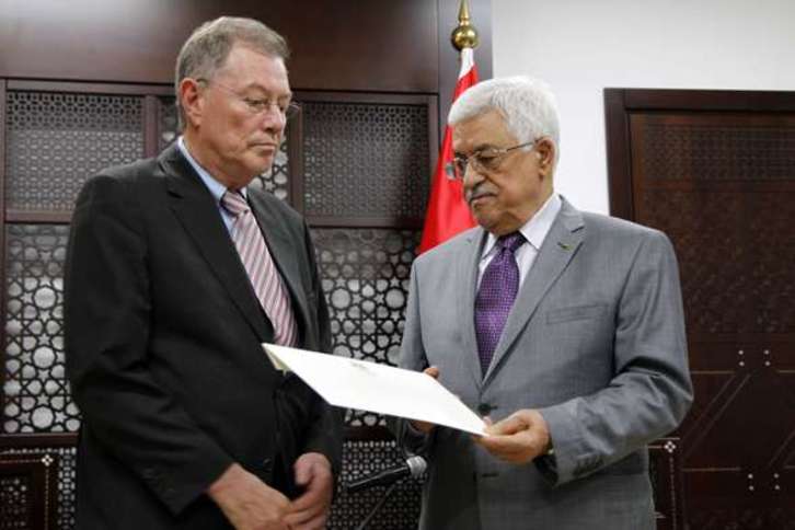 Abbas entrega la misiva al coordinador especial de la ONU para medio oriente. (Abbas MOMANI/AFP)