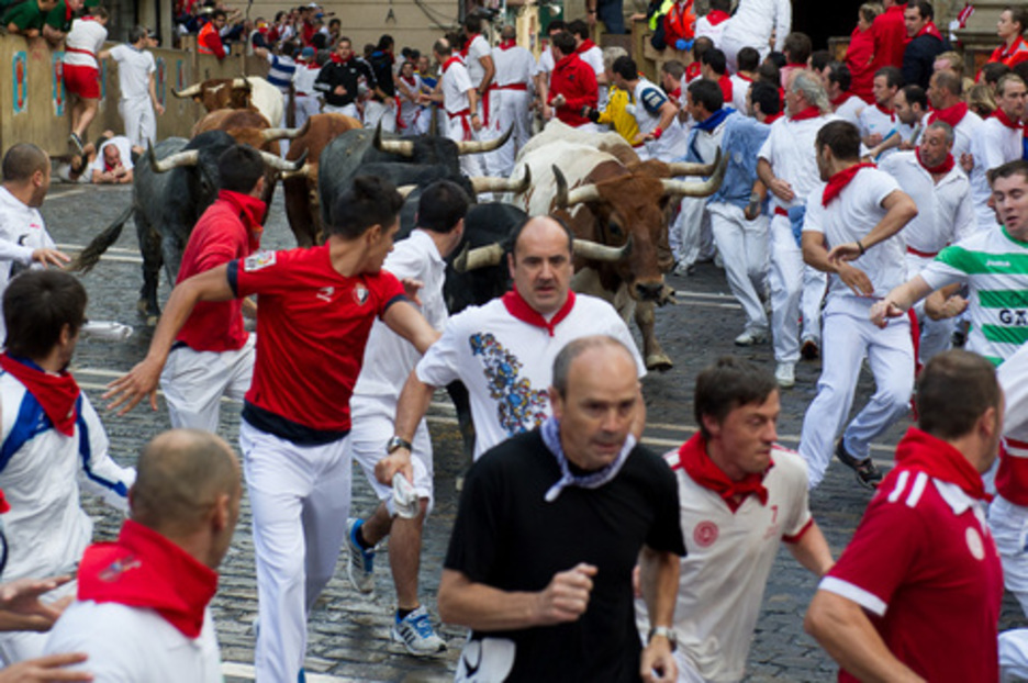 La mayor parte de las reses han ido agrupadas, excepto ‘Olivito’, el rezagado. (Iñigo URIZ/ARGAZKI PRESS)