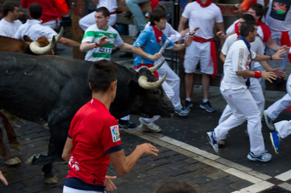 Los Miura se abren paso entre los corredores. (Iñigo URIZ/ARGAZKI PRESS)