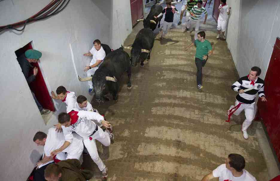Las reses entrando por el túnel de la plaza de toros. (Gorka RUBIO/ARGAZKI PRESS)