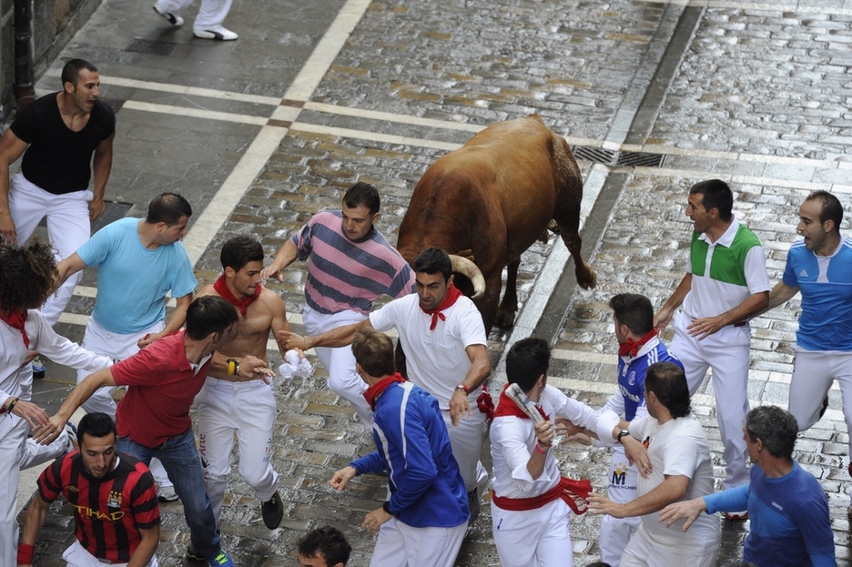 Uno de los mozos, a punto de ser corneado. (Jon URBE/ARGAZKI PRESS)