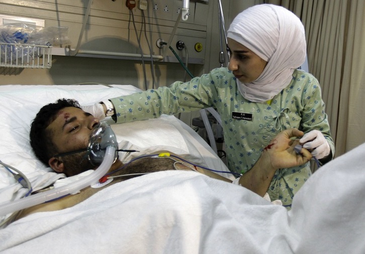 Un palestino recibe asistencia médica tras resultar herido en un enfrentamiento con fuerzas israelíes. (Khalil MAZRAAWI/AFP)