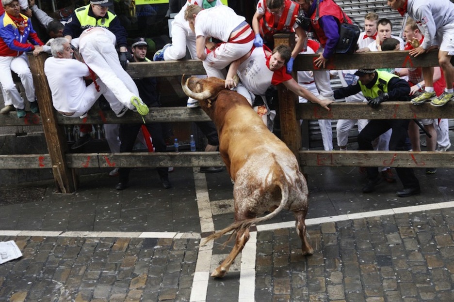 Los Miura han dejado espeluznantes imágenes como esta en el encierro. (Iñaki VERGARA/AFP)