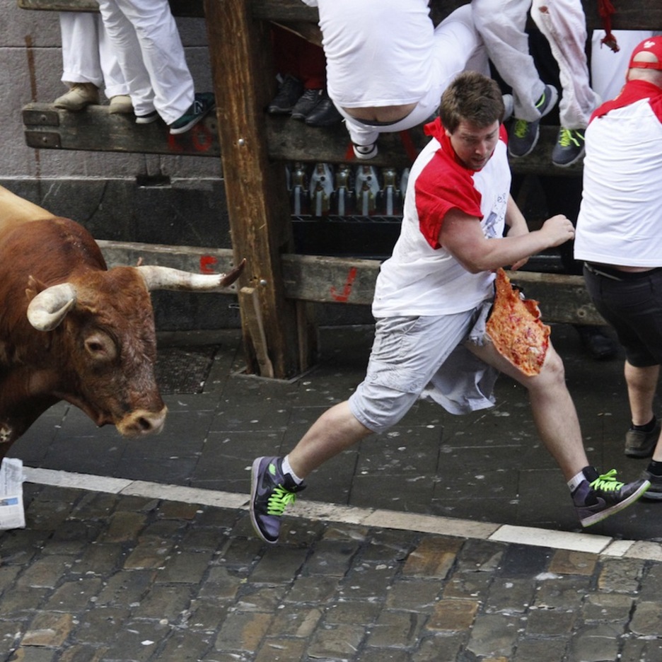 El joven, con la piel del muslo izquierdo totalmente desgarrada, se ha levantado por su propio pie a buscar refugio entre las vallas. (Iñaki VERGARA/AFP)