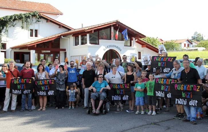 Uztaritzen pasa den uztailaren 14an egindako elgarrataratzea. (Bob EDME / ARGAZKI PRESS)