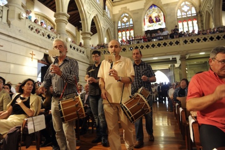Txistularis en el acto de despedida a Nestor Basterretxea. (Jon URBE / ARGAZKI PRESS)