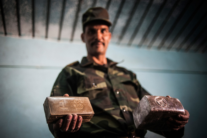 El ministro de Seguridad, Suleyman Amed, muestra parte del hachís requisado. (A. LUBAKI)