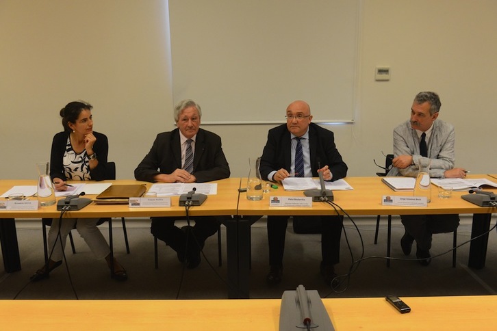 EEP eta Lakuako ordezkariak, Baionan egindako agerraldian. (Sylvain SENCRISTO)