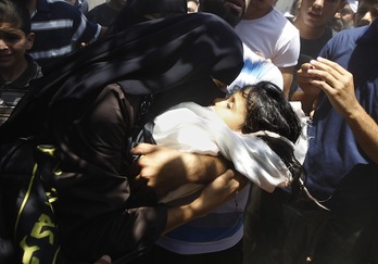 Una mujer besa el cadáver de una niña palestina de 4 años muerta en un ataque israelí. (Said KHATIB / AFP PHOTO) 