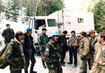 Cascos azules holandeses charlan con soldados bosnios musulmanes en la localidad de Vares en marzo de 1994. (Ed OUDENAARDEN/AFP) 