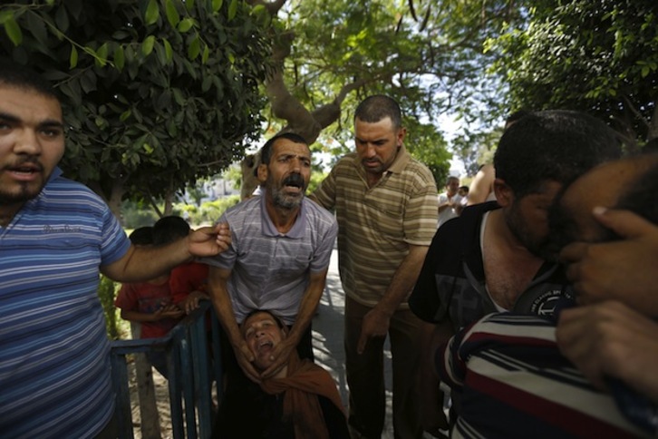 Dolor en los familiares de los niños muertos en la playa. (Mohammed ABED / AFP PHOTO)
