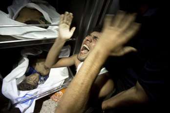 Un hombre llora desconsolado ante los cadáveres de los niños fallecidos mientras jugaban en una playa. (Mahmud HAMS/AFP)