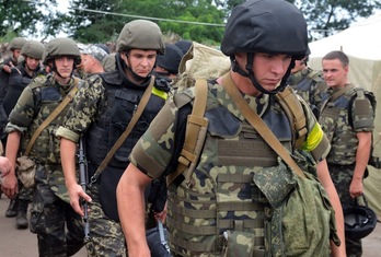 Soldados ucranianos cerca de la ciudad de Izyum. (Sergey BOBOK/AFP) 