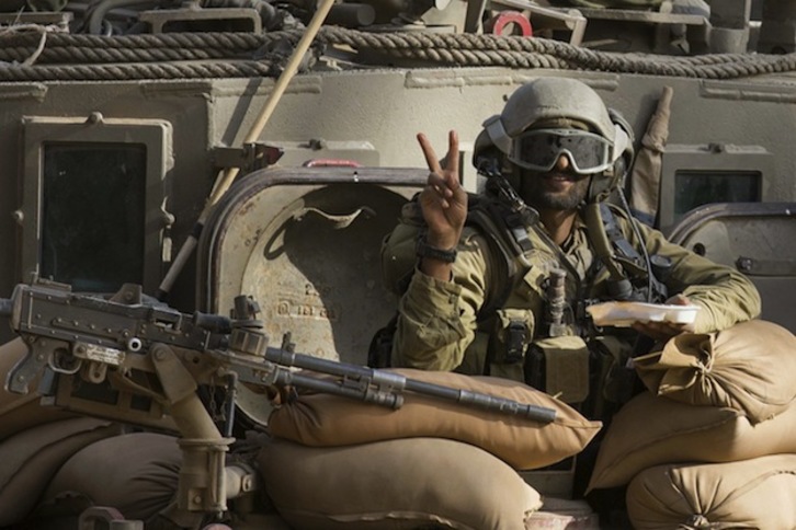 Un tanquista israelí hace el signo de la victoria. (Jack DOWN / AFP PHOTO)
