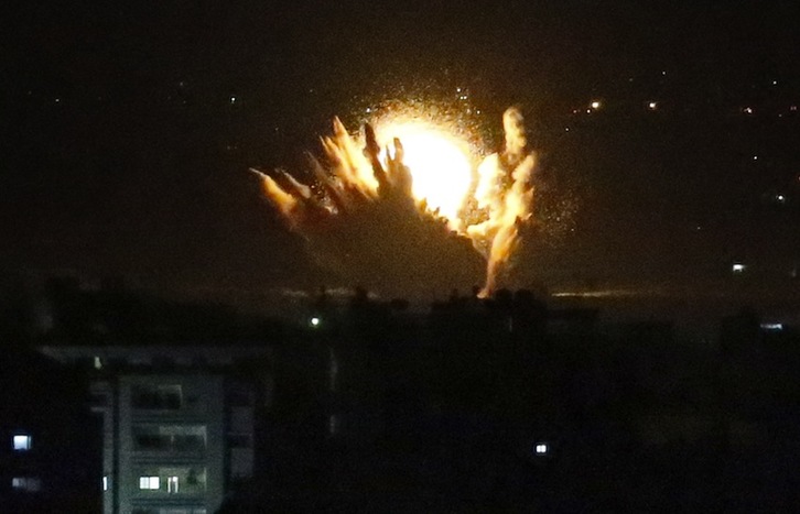 Impacto de un misil israelí esta noche en un edificio de Gaza. (Thomas COEX / AFP PHOTO) 