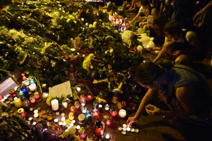 Flores y velas ante la embajada holandesa en Kiev, la capital de Ucrania. (Sergei SUPINSKY / AFP PHOTO)