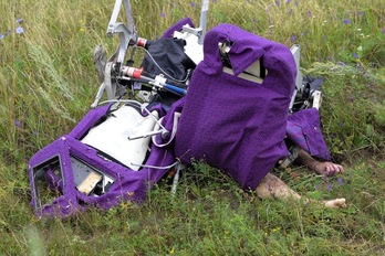 El cadáver de uno de los pasajeros entre los restos del avión siniestrado. (Dominique FAGET/AFP)