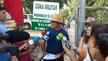 Diego Cañamero atiende a los medios frente a la verja de la yeguada militar. (SAT)