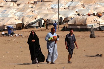 Una familia de desplazados iraquíes en un campo de refugiados de Khazer, cerca de la frotera kurda.(Safin HAMED/AFP) 