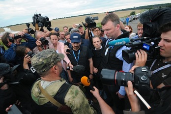 Los investigadores de la OSCE hacen declaraciones a los medios. (Dominique FAGET/AFP)