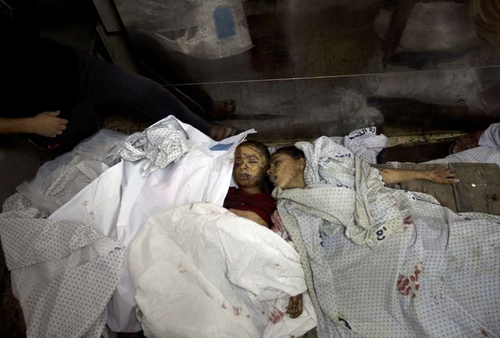 Niños palestinos muertos tras los bombardeos del sábado por la noche en Gaza. (Mahmud HAMS / AFP)