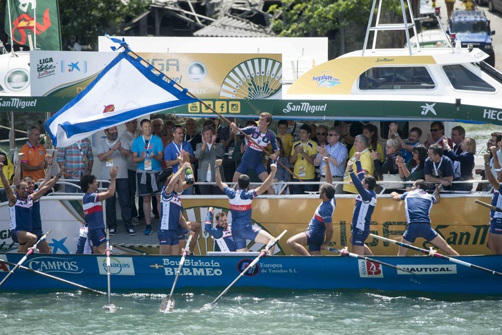 Urdaibaiko arraunlariak garaipena ospatzen. (Gorka RUBIO / ARGAZKI PRESS)