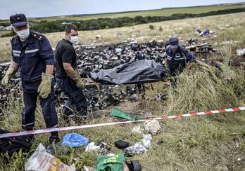Cadáveres hallados entre los restos del avión. (AFP)