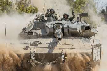 Soldados israelíes sonríen desde un tanque. (Jack GUEZ / AFP)