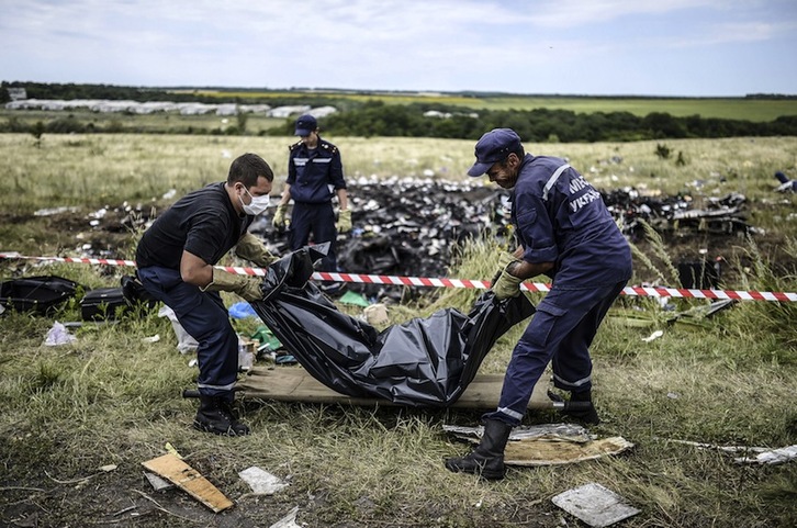 Dos operarios trasladan uno de los cuerpos del lugar del siniestro. (Bulent KILIC/AFP)