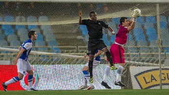 Koné salta junto a Zubikarai en la eliminatoria copera entre Racing y Real. (Andoni CANELLADA / ARGAZKI PRESS)