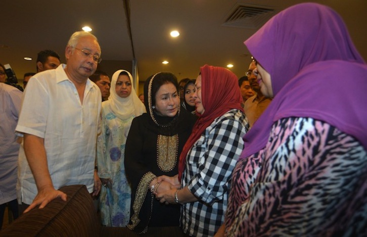Najib Razak atiende a familiares de algunas de las víctimas. (AFP PHOTO)