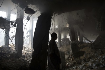 Un palestino observa las ruinas de un edificio tras ser atacado por el Ejército israelí. (Mahmud HAMS/AFP)