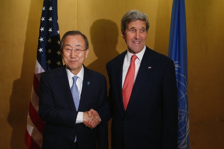 Ban Ki-Moon y John Kerry se reunieron anoche en El Cairo. (Charles DHARAPAK/AFP)