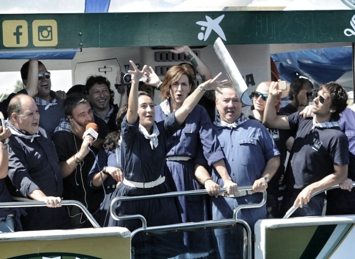 Aurten altzairuzko teila jaurti du Idurre Bideguren Bermeoko alkateak uretara. (ARGAZKI PRESS)