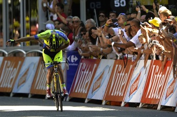 Rogers ha tenido tiempo hasta de saludar al público congregado en Bagneres de Luchon. (Eric FEFERBERG / AFP PHOTO) 