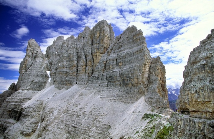 Paso excavado en la roca en la ferrata de Luca Innerkofler, en el Monte Paterno. (Luis DÍAZ/VISUALNATURA)