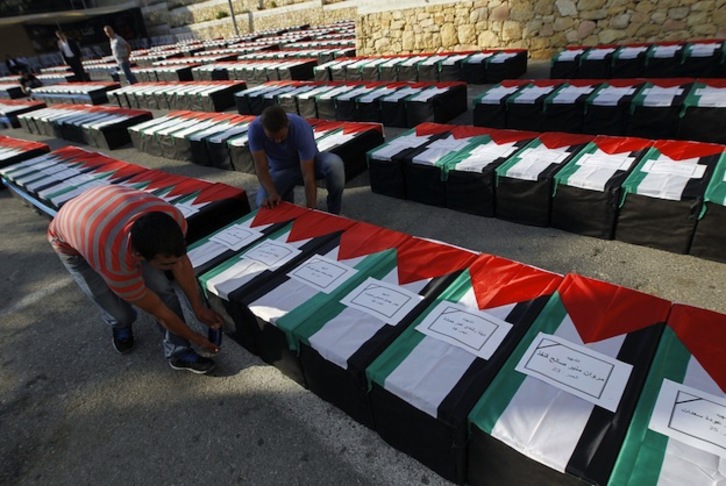 Preparando una protesta en Ramalla, cada falso ataud representa una víctima palestina. (Abbas MOMANI / AFP PHOTO)