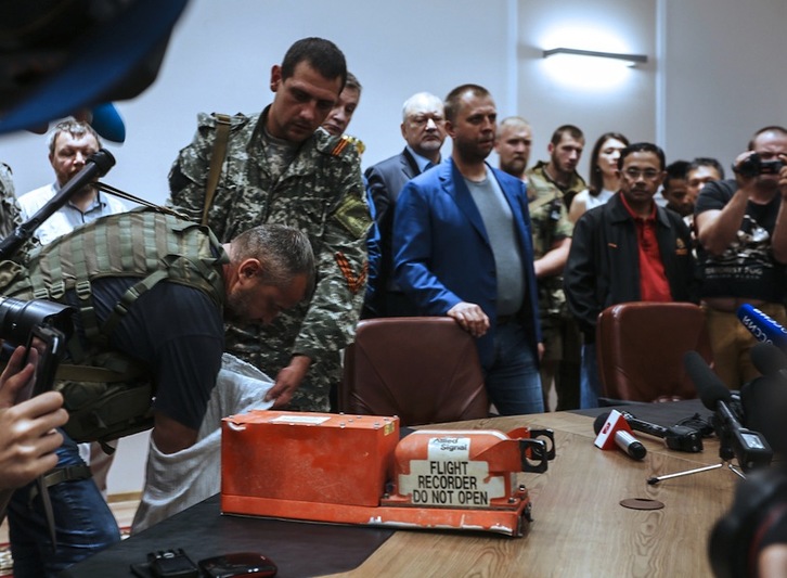 Una de las cajas negras del avión siniestrado, mostrada por un miliciano prorruso antes de ser entregada. (AFP)