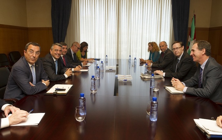 Imagen tomada al inicio de la reunión del Consejo Vasco de Finanzas. (Raúl BOGAJO/ARGAZKI PRESS)
