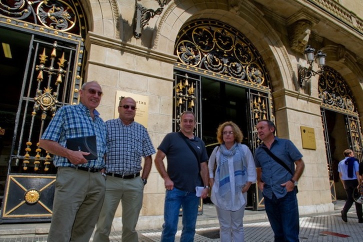 Ainhoa Beola, junto a otros consejeros de EH Bildu, ante la sede de Kutxa. (Juan Carlos RUIZ / ARGAZKI PRESS)