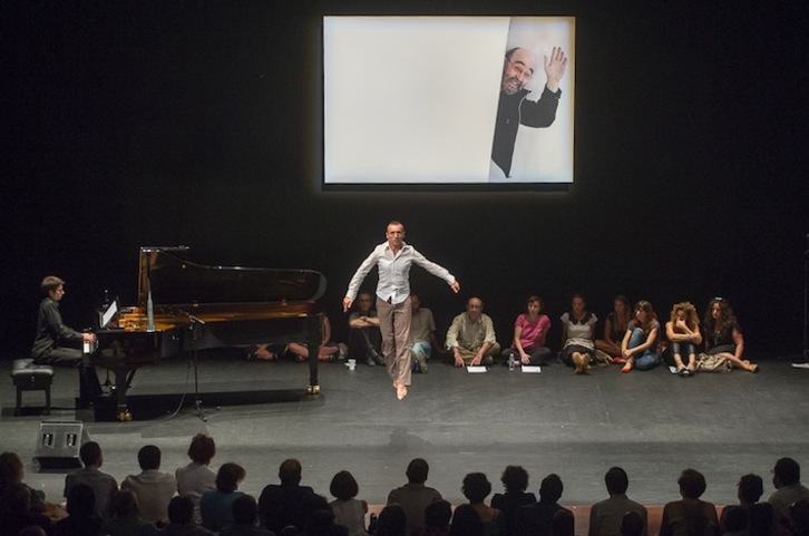 Un momento del homenaje a Alex Angulo. (Marisol RAMÍREZ / ARGAZKI PRESS)