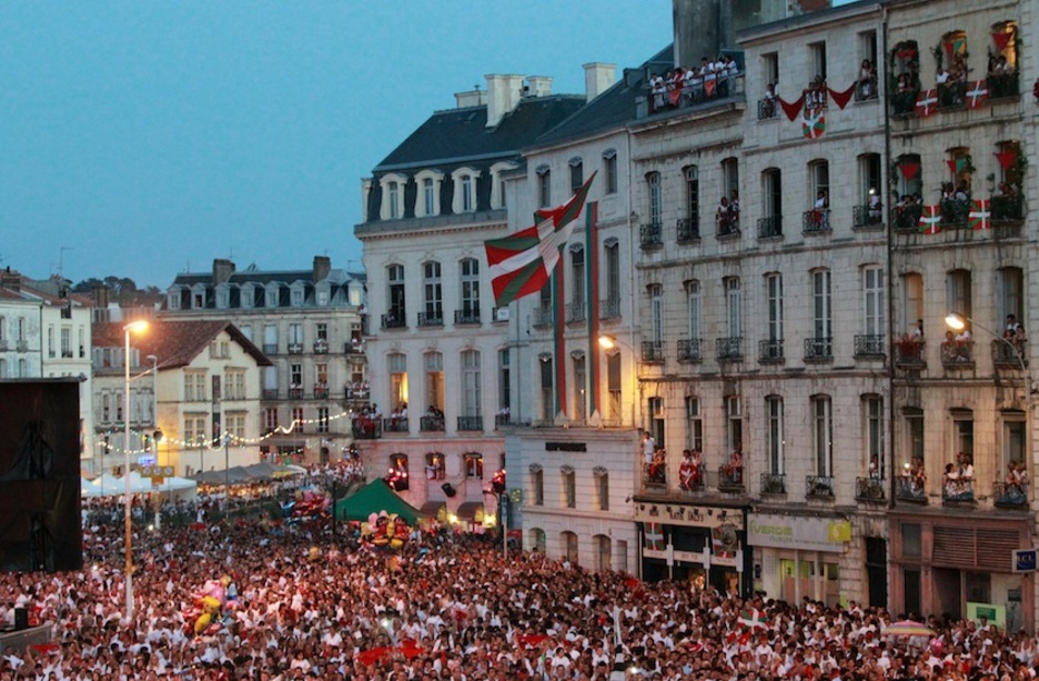 Jendetza udaletxe aurrean, besten hasiera ekitaldian. (Bob EDME)
