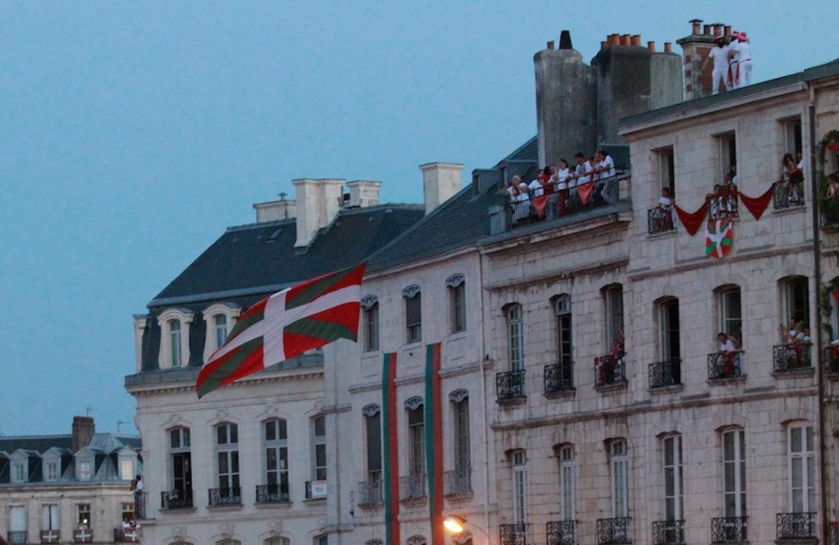 Ikurrina erraldoi bat zintzilikatu zuten. (Bob EDME)