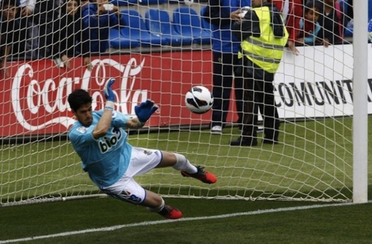 Roberto Santamaría despeja un balón. (osasuna.es)