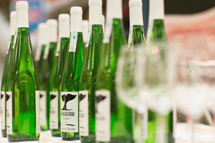 Araba, Bizkaia eta Gipuzkoako txakolin bana aukeratu du Eroskik.