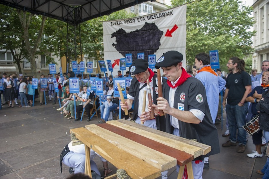Homenaje a los blusas y neskas que se encuentran en prisión y a sus familias. (Juanan RUIZ / ARGAZKI PRESS)