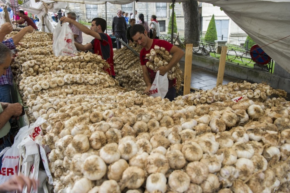 Los clasícos puestos de ajos. (Juanan RUIZ / ARGAZKI PRESS)