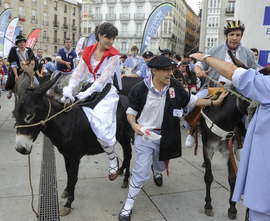 Una neska se ha animado a ejercer de amazona. (Juanan RUIZ / ARGAZKI PRESS)
